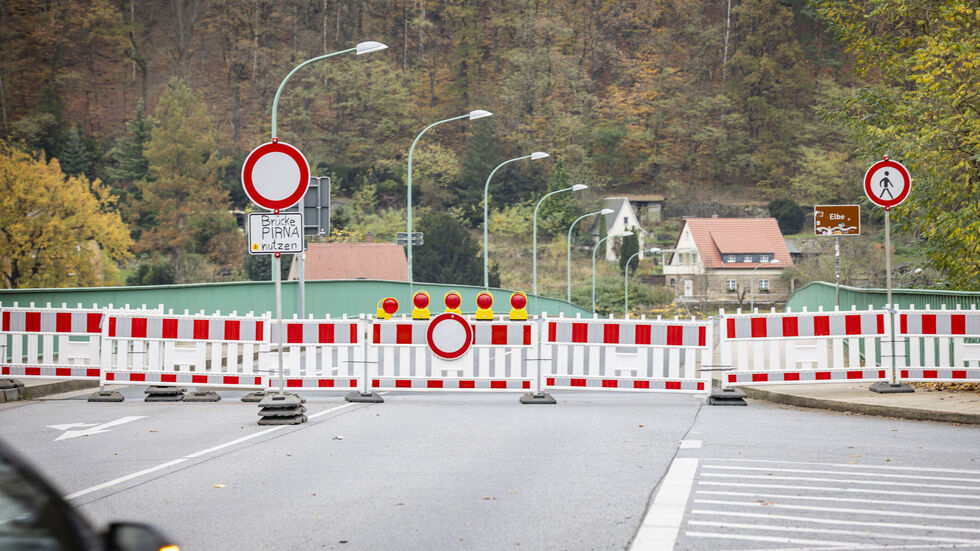 Die Elbbrücke in Bad Schandau ist bis auf weiteres für Autos, Fahrräder und Fußgänger voll gesperrt. Die Elbbrücke in Bad Schandau ist bis auf weiteres für Autos, Fahrräder und Fußgänger voll gesperrt.