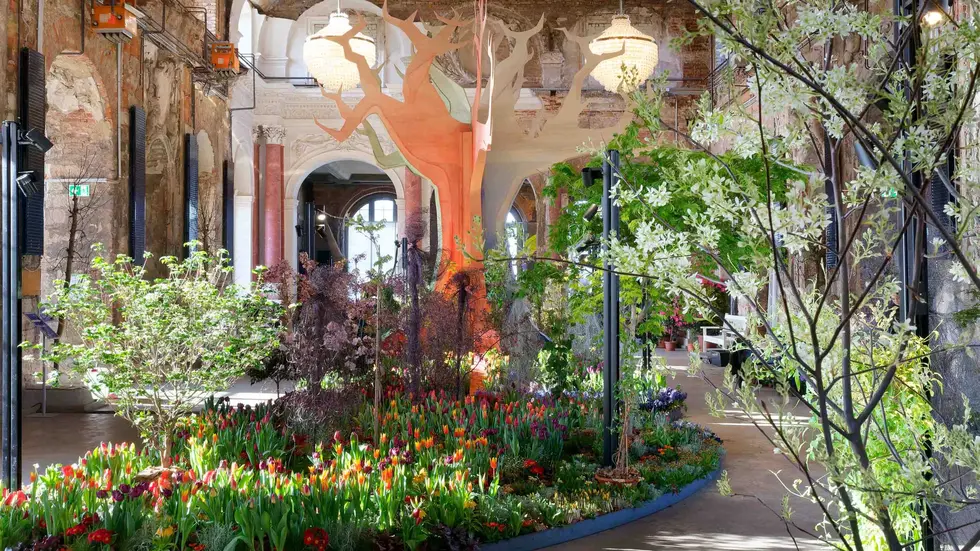 Im Saal im Obergeschoss können Besucher den knapp sechs Meter hohen Jahreszeitenbaum bewundern