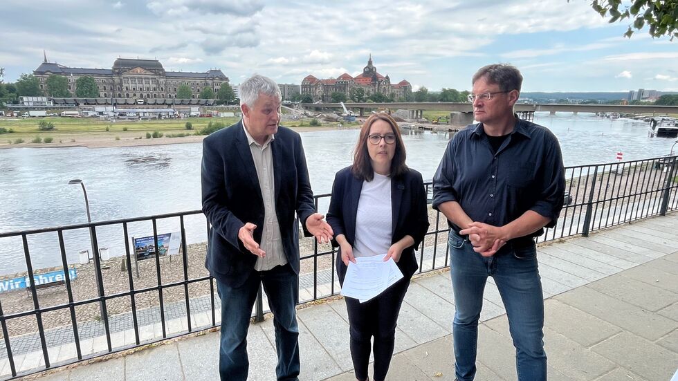 Michael Hauck (Freie Bürger), Heike Ahnert (CDU) und Holger Zastrow (Team Zastrow, v.l.n.r.) wollen wieder eine vierspurige Carolabrücke zurück haben Michael Hauck (Freie Bürger), Heike Ahnert (CDU) und Holger Zastrow (Team Zastrow, v.l.n.r.) wollen wieder eine vierspurige Carolabrücke zurück haben