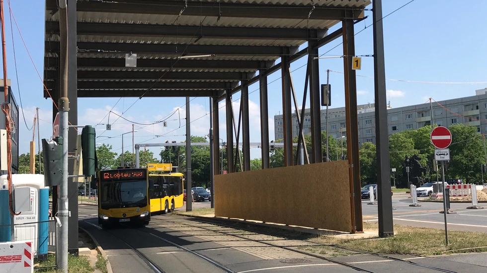 Die Arbeiten an neuen Entwässerungswerk sorgen auch dafür, dass Straßenbahnen unter einem Dach entlang fahren müssen. Foto: Rocco Reichel