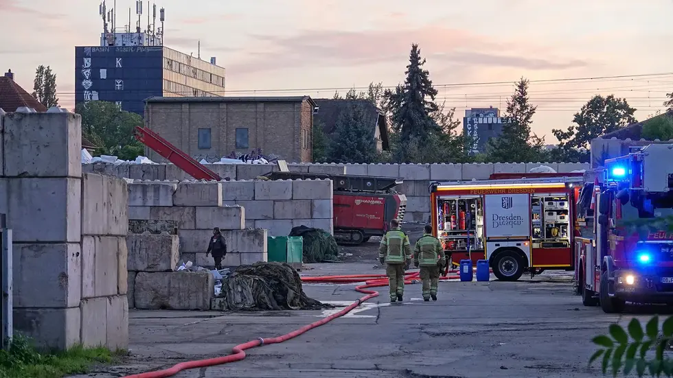 Am Samstag Abend war ein Müllhaufen auf einem Entsorgungshof in Flammen aufgegangen Am Samstag Abend war ein Müllhaufen auf einem Entsorgungshof in Flammen aufgegangen