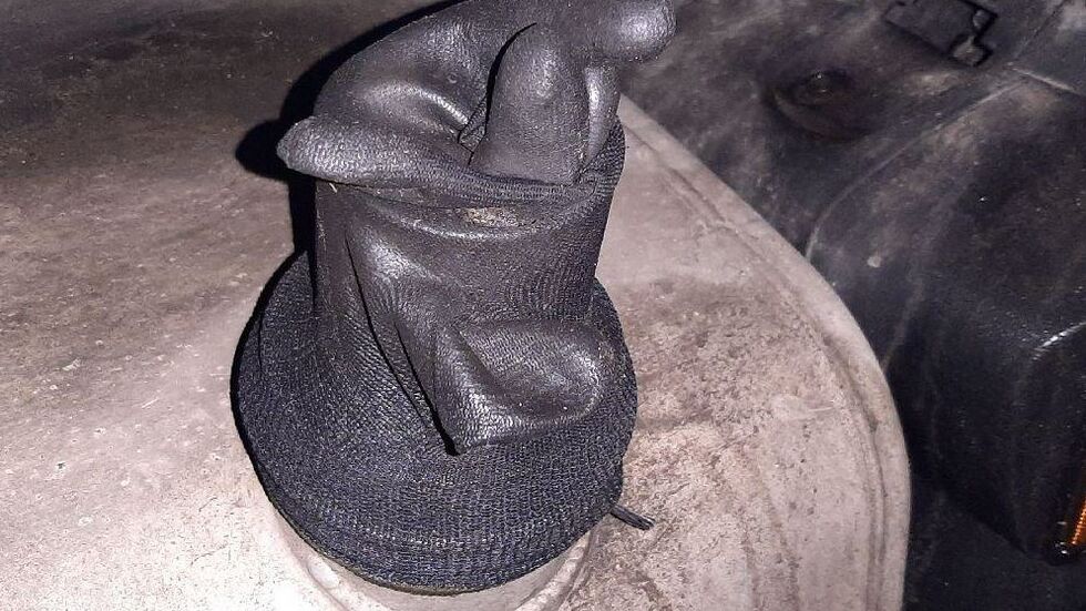 Tankdeckel Marke "Eigenbau": Dose mit Gummihandschuh.