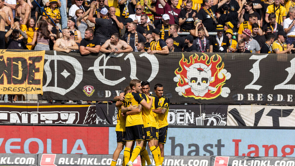 Christoph Daferner lässt sich für das Tor zum 1:feiern