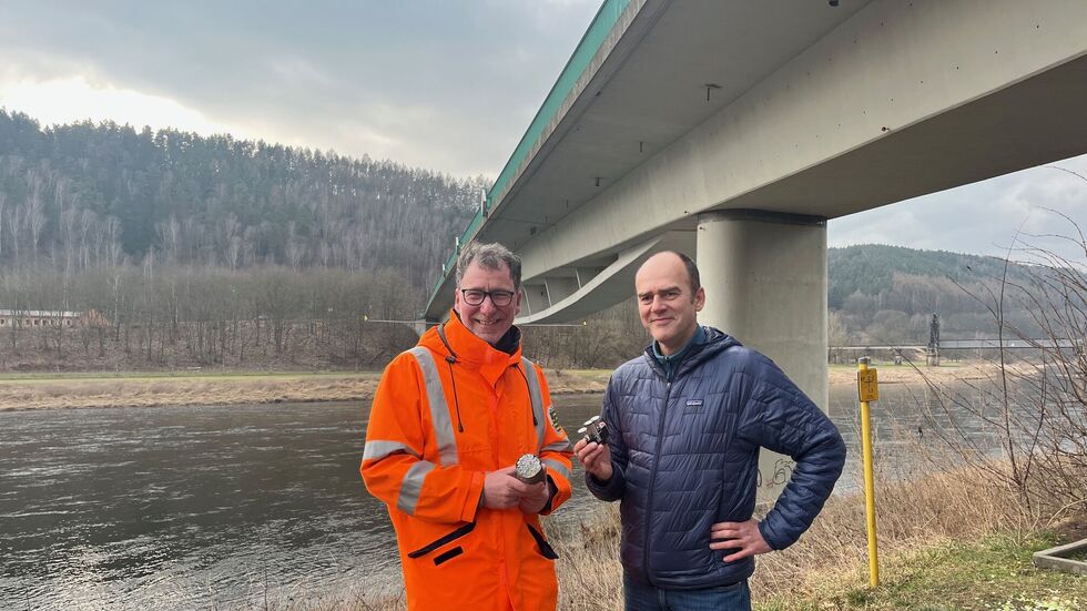 Stephan Berger (li.) vom Infrastrukturministerium und Brückenexperte Steffen Marx von der TU Dresden trafen sich an der gesperrten Elbbrücke Stephan Berger (li.) vom Infrastrukturministerium und Brückenexperte Steffen Marx von der TU Dresden trafen sich an der gesperrten Elbbrücke