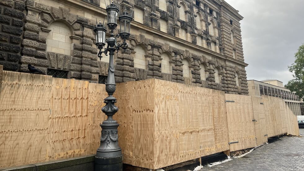 Die Oper ist an der Seite Richtung Elbe mit Bauzäunen versperrt
