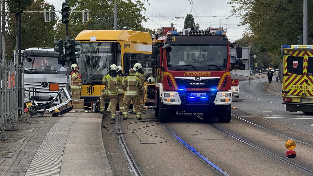 Feuerwehr und Rettungskräfte sind mit einem Großaufgebot vor Ort.