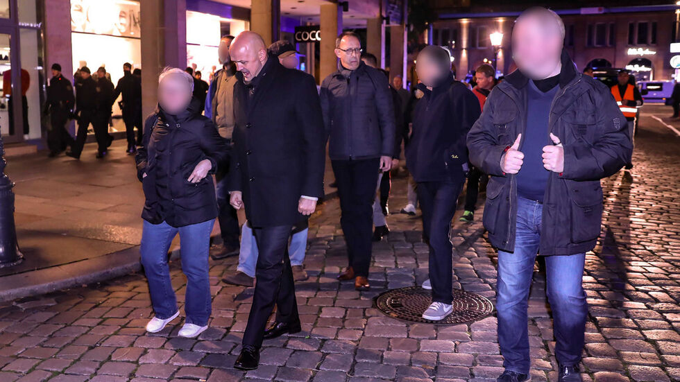 Landtags-Vize André Wendt (AfD) und AfD-Chef Jörg Urban nahmen am Montagabend an der Pegida-Demo teil. (Foto: T. Plunert) Landtags-Vize André Wendt (AfD) und AfD-Chef Jörg Urban nahmen am Montagabend an der Pegida-Demo teil. (Foto: T. Plunert)