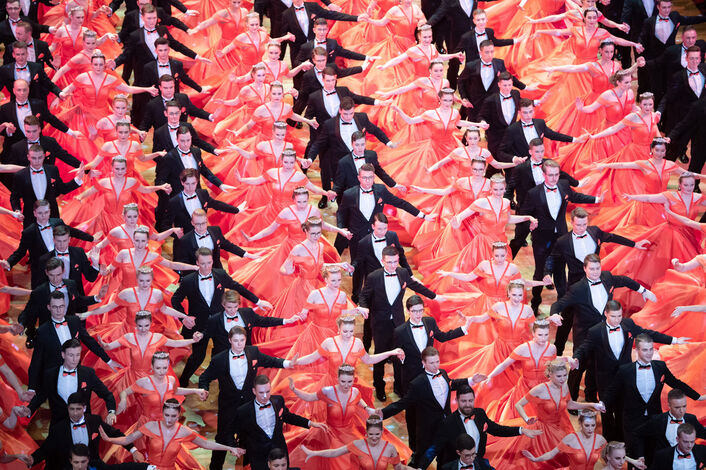 Die Debütanten-Paare tanzen während des 15. Semperopernballs