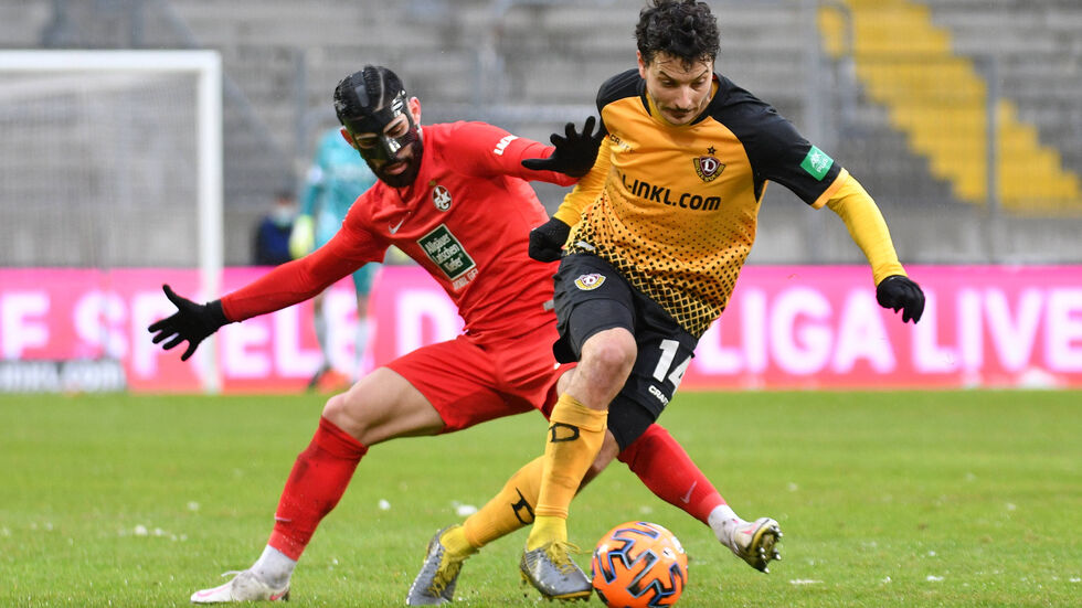 Doppeltorschütze Philipp Hosiner im Zweikampf mit Lauterns Hikmet Ciftci