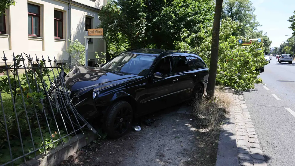Der 26-jährige Fahrer kam von der Straße ab, fuhr gegen einen Baum und anschließend gegen einen Zaun