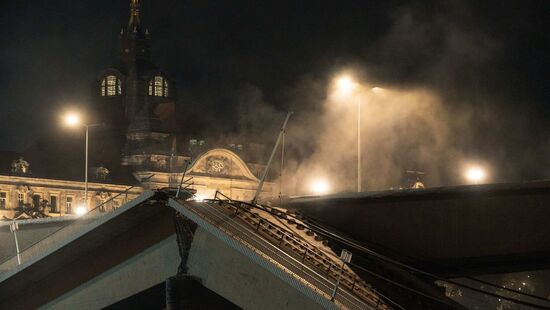 Auch der andere Teil der Brücke sackte kontrolliert ein.