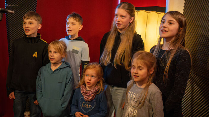 Kinder singen Refrain für neues Weihnachtslied
