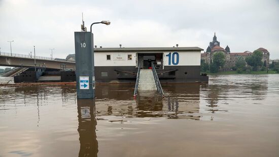Das Terrassenufer ist überschwemmt.