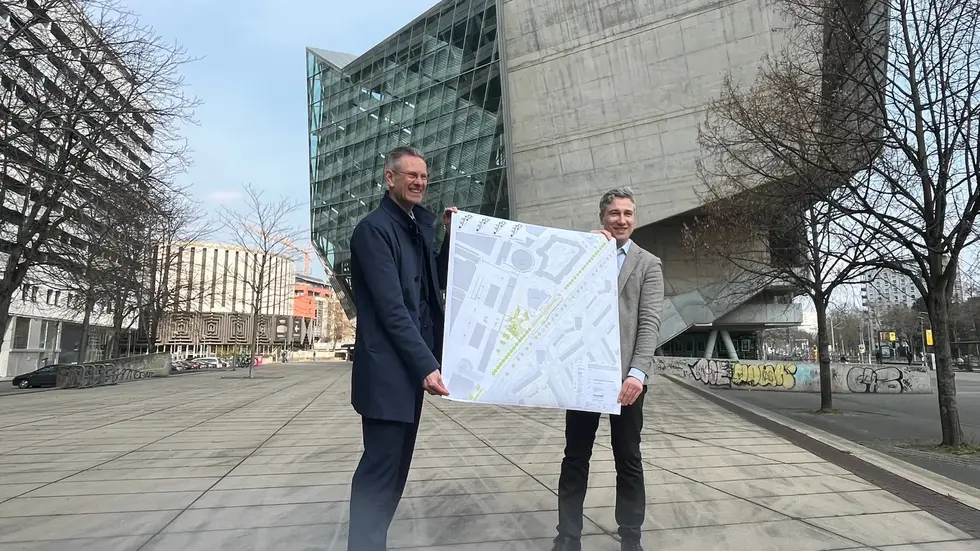 DVB-Vorstand Hemmersbach (li.) und Baubürgermeister Kühn präsentieren die Pläne für die Begrünung des Vorplatzes