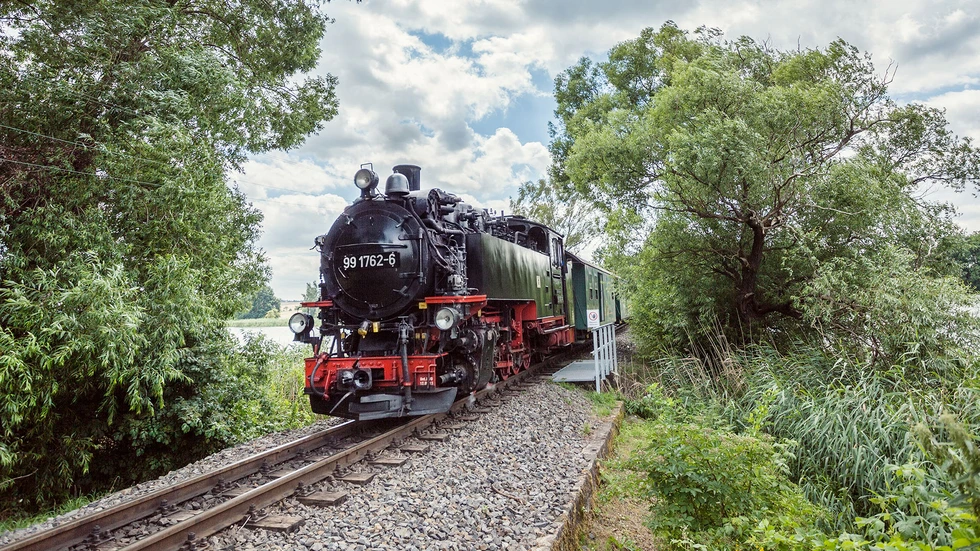 Ein 51-Jähriger Autofahrer ist mit einer Lok der Lößnitzgrundbahn kollidiert. Symbolbild: Neumann Ein 51-Jähriger Autofahrer ist mit einer Lok der Lößnitzgrundbahn kollidiert. Symbolbild: Neumann