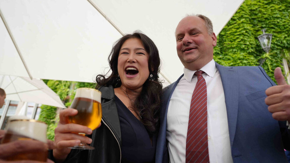 Oberbürgermeister Dirk Hilbert mit seiner Frau Su Yeon bei der Wahlparty auf Schloss Eckberg im Juli 2022.
