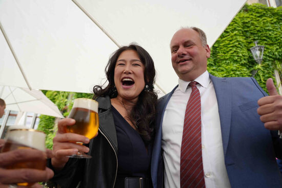 Wiedergewählter Oberbürgermeister Dirk Hilbert mit seiner Frau Su Yeon bei der Wahlparty auf Schloss Eckberg