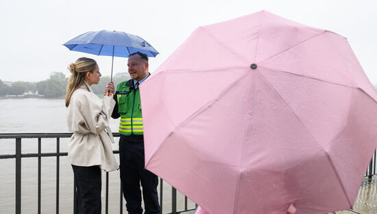 Reporterin Chrissie Pesch im Gespräch mit Feuerwehrsprecher Michael Klahre (r.)