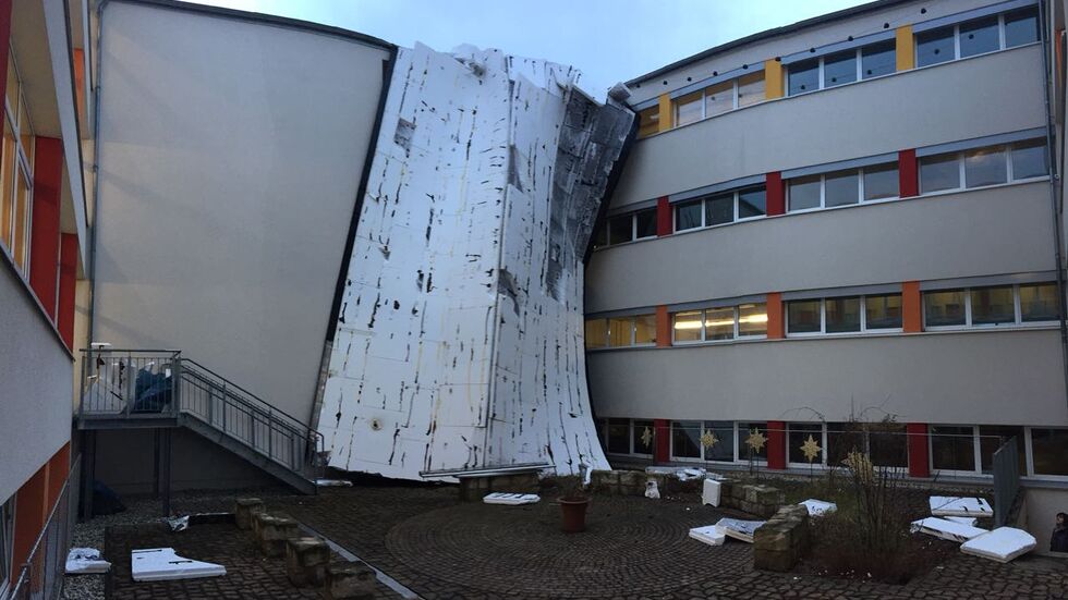 An der Glück-Auf-Grundschule Freital-Zauckerode hat "Friederike" das Dach abgedeckt. Foto: Stadt Freital An der Glück-Auf-Grundschule Freital-Zauckerode hat "Friederike" das Dach abgedeckt. Foto: Stadt Freital