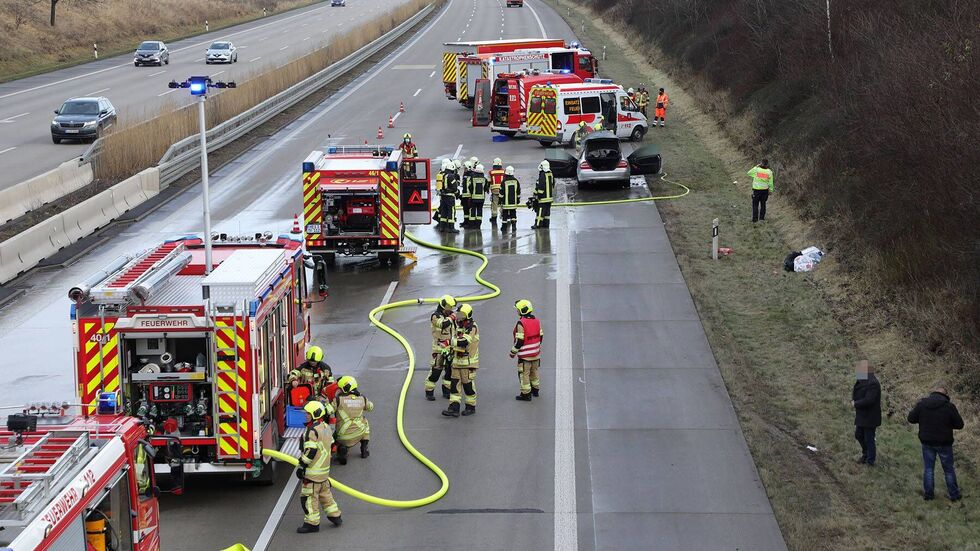 Die Einsatzkräfte vor Ort löschten das Feuer. Die Einsatzkräfte vor Ort löschten das Feuer.