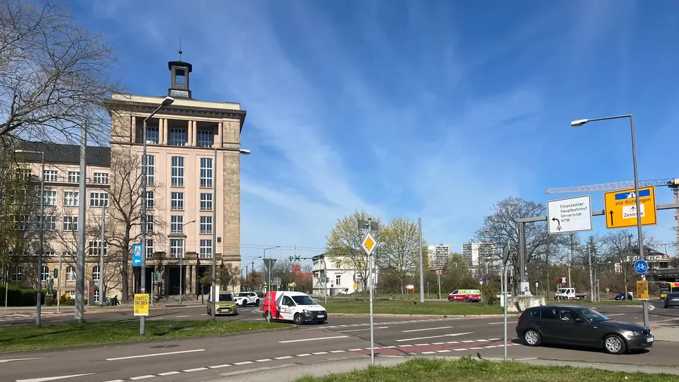 Am Verkehrsknotenpunkt Strehlener Platz steht u.a. auch das Berufsschulzentrum für Elektrotechnik (links)