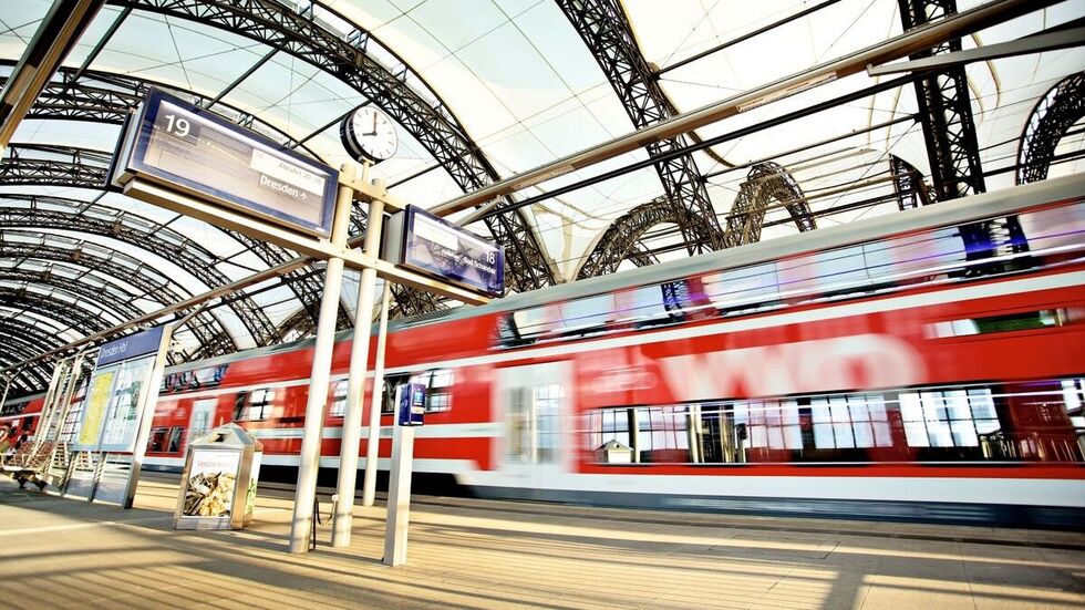 Für das Bus- und Bahnfahren müssen Fahrgäste künftig tiefer in die Tasche greifen. (Symbolbild)