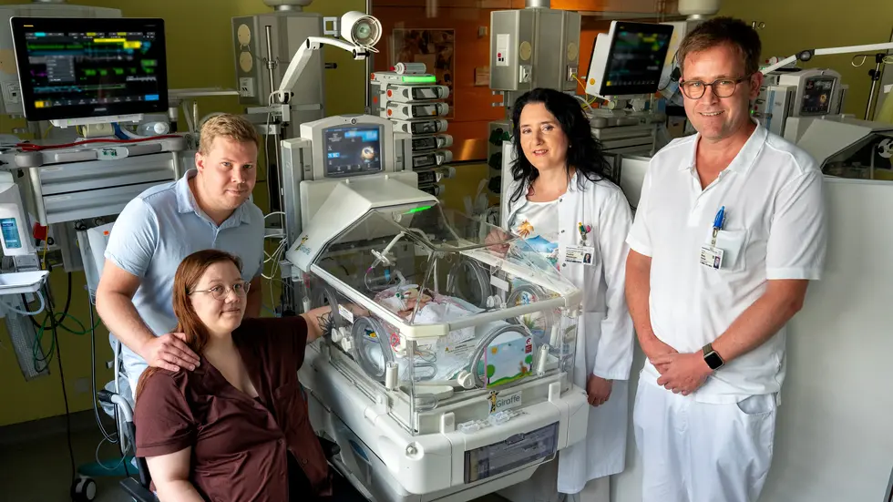 Tom, Jessica und Tamina gemeinsam mit Frau Prof. Pauline Wimberger und Herr Dr. Matej Komar Tom, Jessica und Tamina gemeinsam mit Frau Prof. Pauline Wimberger und Herr Dr. Matej Komar