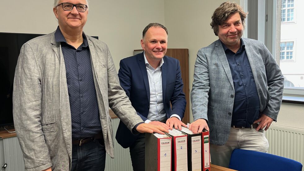 Thilo Kießling, Andre Schollbach und Jens Matthis (v.l.n.r.) sammeln Ordner voller Unterschriften für die DVB Thilo Kießling, Andre Schollbach und Jens Matthis (v.l.n.r.) sammeln Ordner voller Unterschriften für die DVB