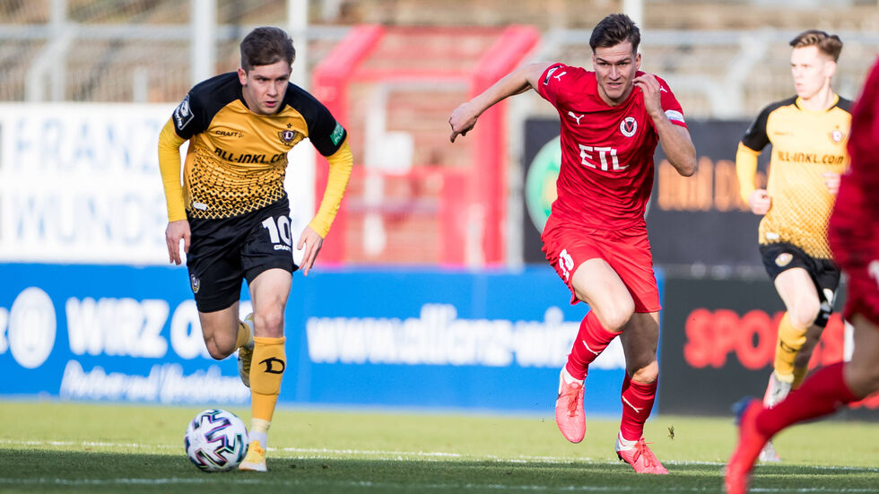 Patrick Weihrauch im Laufduell mit Kölns Moritz Fritz Patrick Weihrauch im Laufduell mit Kölns Moritz Fritz
