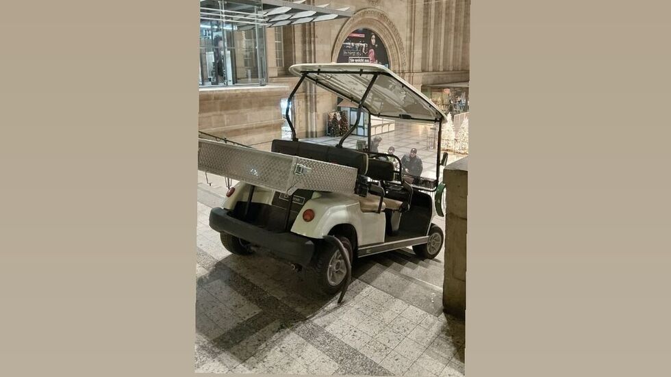 Die Ganoven versuchten vergeblich, das Fahrzeug der Deutschen Bahn über die Treppe in die Osthalle zu transportieren. Die Ganoven versuchten vergeblich, das Fahrzeug der Deutschen Bahn über die Treppe in die Osthalle zu transportieren.