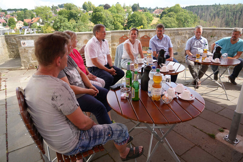 Tourismusministerin Barbara Klepsch (CDU, 5. v. l.) im Gespräch.