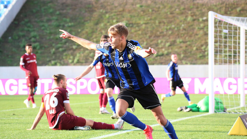 Nicklas Shipnoski vom 1.FC Saarbrücken jubelt nach dem 1:2 Siegtreffer durch Sebastian Jacob