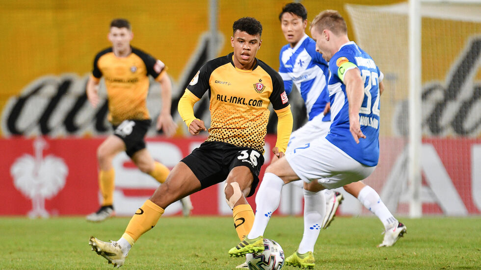 Zweikampf zwischen Ransford Koenigsdörffer und Darmstadts Fabian Holland 