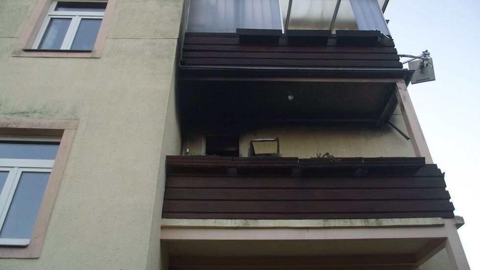 Blick auf die Brandwohnung von außen. Blick auf die Brandwohnung von außen.