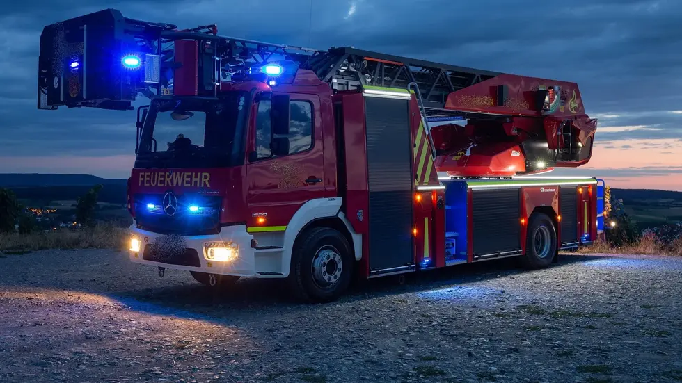 Mit so einem Drehleiter-Wagen samt eingeschaltetem Blaulicht und Martinshorn war der Feuerwehrmann unterwegs.