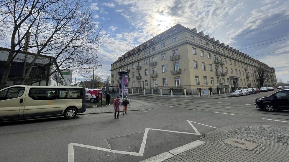 Damit die Kids zur Schule kommen, müssen sie gleich vier Straßen im Blick haben. Damit die Kids zur Schule kommen, müssen sie gleich vier Straßen im Blick haben.