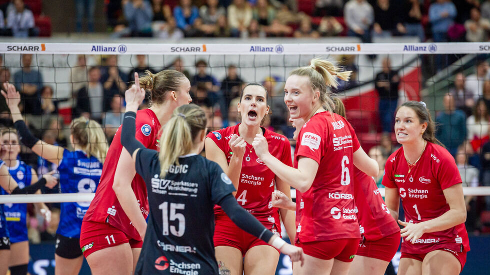 Die DSC-Volleys bejubeln einen Fünf-Satz-Erfolg beim deutschen Meister in Stuttgart 