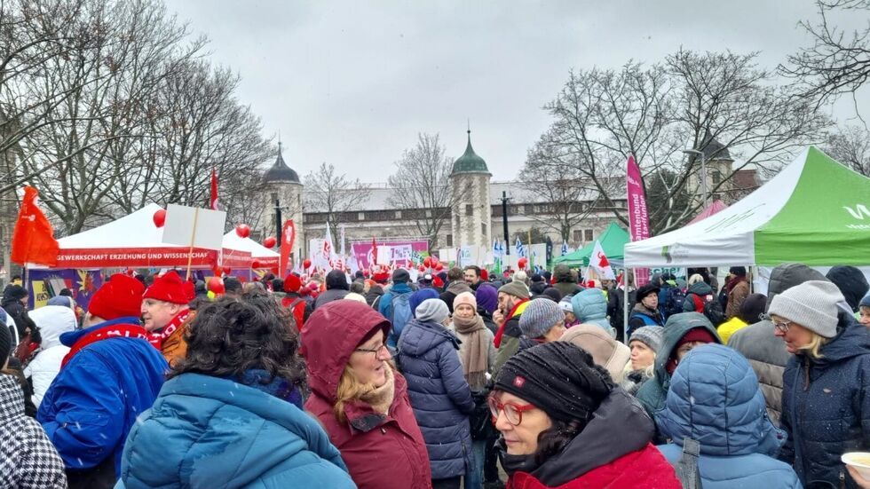 Bei Kälte und Schnee machten tausende Lehrer am Donnerstag Mittag lautstark auf ihre Forderungen aufmerksam