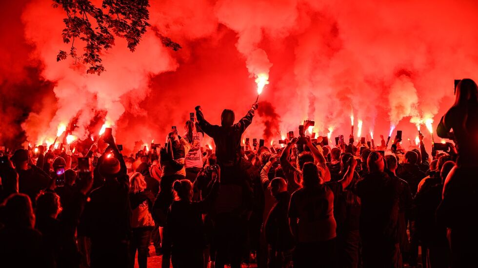 Fans von Dynamo Dresden empfangen nach dem Aufstieg in die 2. Bundesliga den Mannschaftsbus vor der Trainingsakademie 