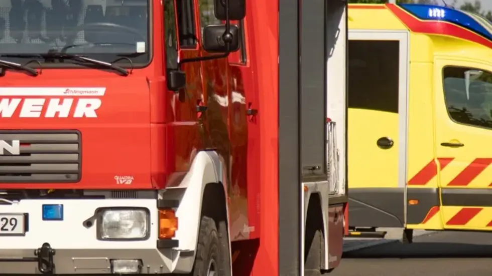Die Helfer brauchten laut Polizei Stunden, um den verletzten Trucker zu befreien (Symbolbild).