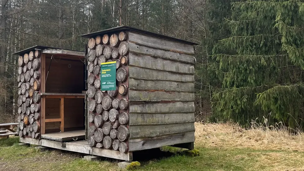 Der Biwakplatz am Taubenteich bei Cunnersdorf bietet Platz zum Schlafen und Essen
