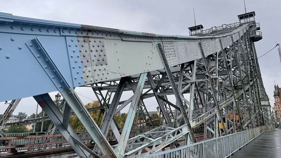 Ein bisschen Blau, ein bisschen grau: Das Blaue Wunder ist nach wie vor nur unfertig saniert.