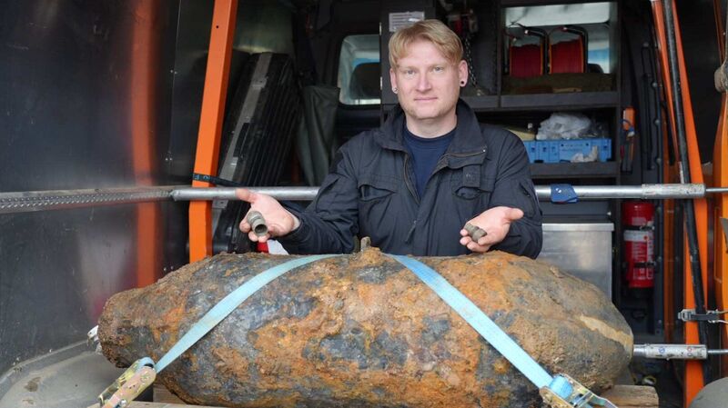 Geschafft! Sprengmeister Robert Ludewig neben der entschärften Bombe.