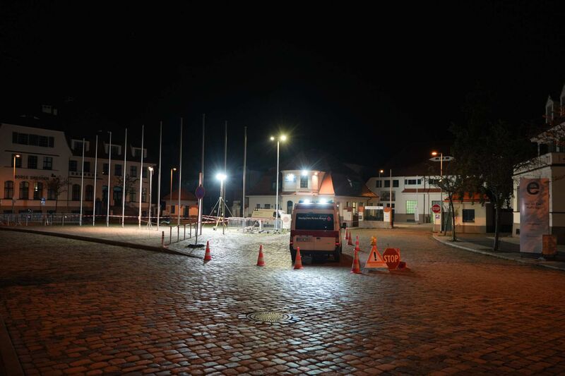 Das Deutsche Rote Kreuz vor der Notunterkunft auf dem Messegelände.