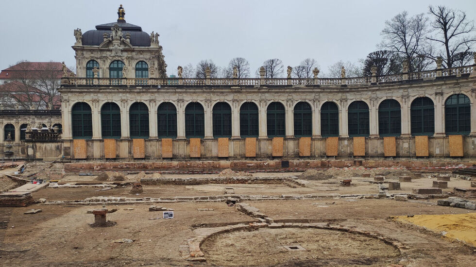 Vor dem Wallpavillon im Zwinger haben die Forscher die Wasserbecken gefunden. Vor dem Wallpavillon im Zwinger haben die Forscher die Wasserbecken gefunden.