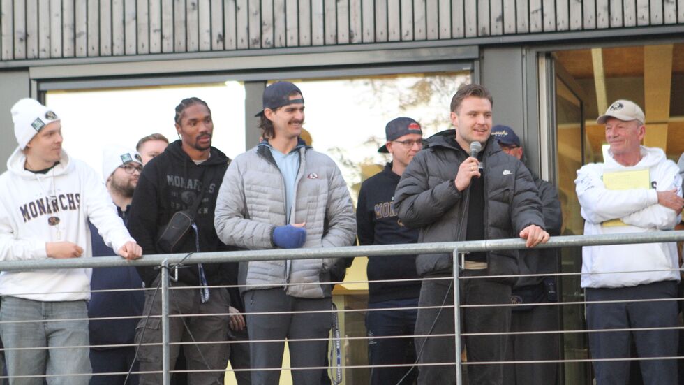 Florian zur Nieden spricht zu den Fans