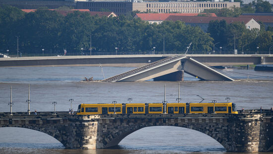 Die Augustusbrücke ist im Vordergrund der Carolabrücke zu sehen.