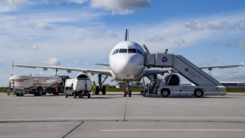 Ein Lufthansa-Flieger auf dem Flughafen Leipzig/Halle.