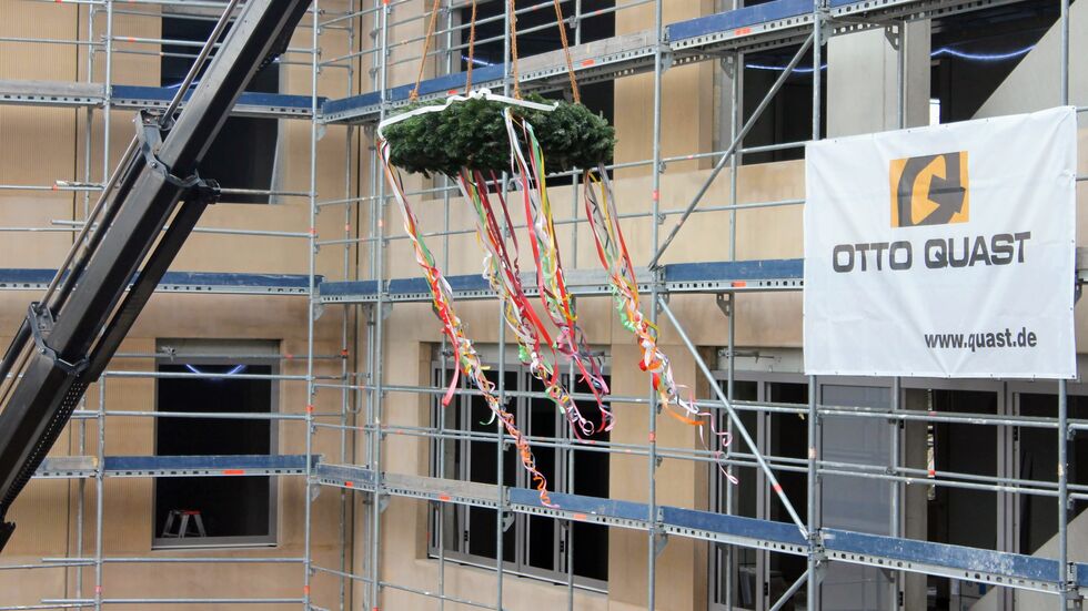 Beim Richtfest am Dienstag wurde dem Rohbau der Freien evangelischen Schule der Kronen-Kranz aufgesetzt