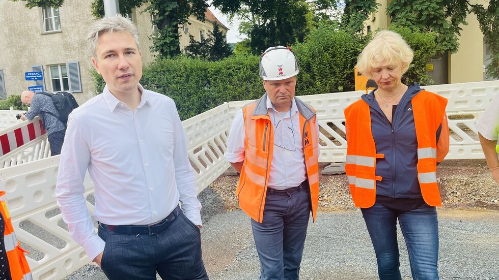 Hätten Grund zum Strahlen: Baubürgermeistter Kühn, Oberbauleiter Piehl und Tiefbau-Chefin Prüfer an der Baustelle Wehlener Straße